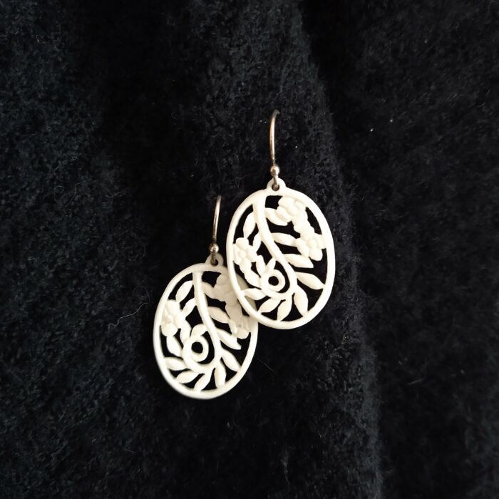 Boucles d'oreilles ajourées en os – Image 7