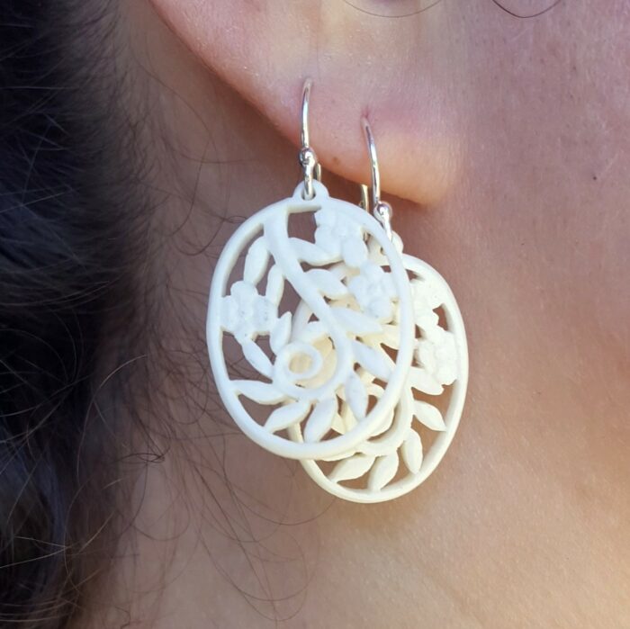 Boucles d'oreilles ajourées en os – Image 6