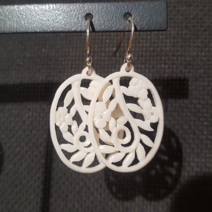 Boucles d'oreilles ajourées en os – Image 5
