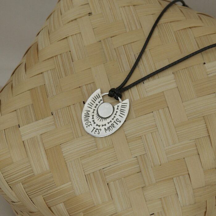 Pendentif trois-quarts d'insulte