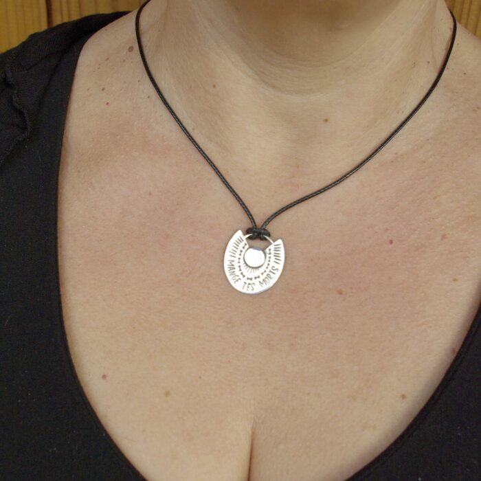 Pendentif trois-quarts d'insulte – Image 2