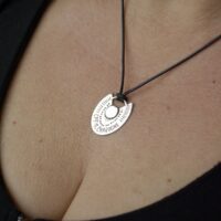 Pendentif trois-quarts d'insulte – Image 4
