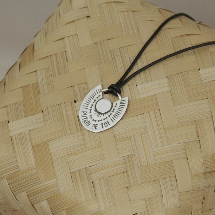 Pendentif trois-quarts d'insulte – Image 3